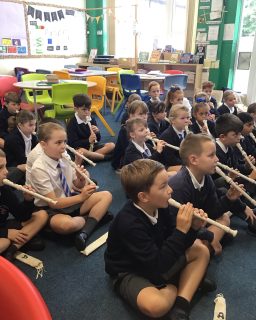 Busy start to the week in Year 3, starting our recorder lessons, making practical representations to 1000 to show our hundreds, tens and ones AND making silly sentence sandwiches to help us punctuate our direct speech 🎶☀️